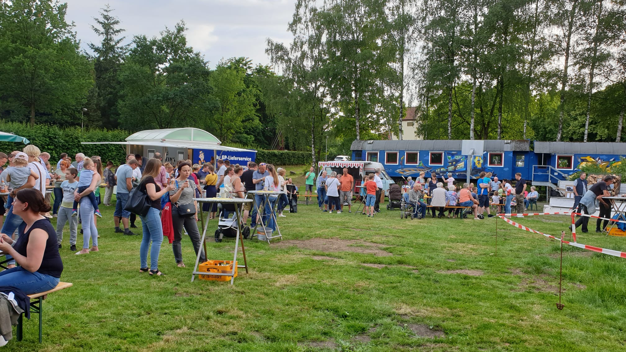 Gesellige Runde am Festplatz